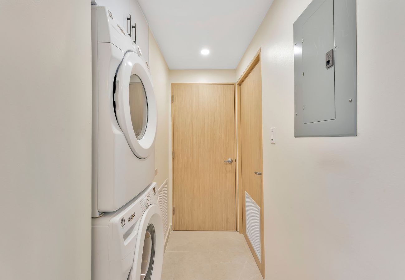 Apartamento en Dorado - Elegante Escape 1H con Cama King y Balcón