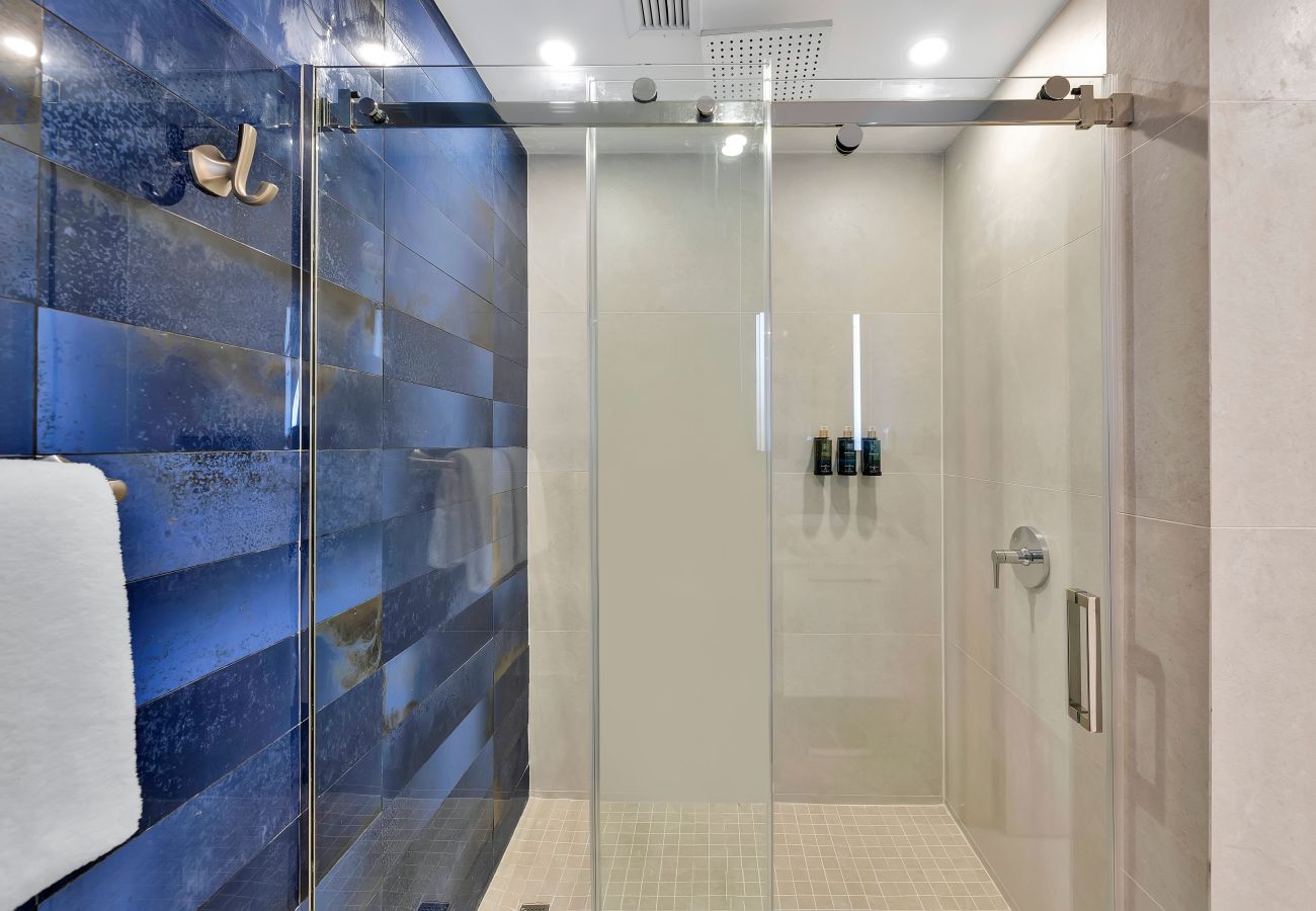 Apartamento en Dorado - Elegante Escape 1H con Cama King y Balcón