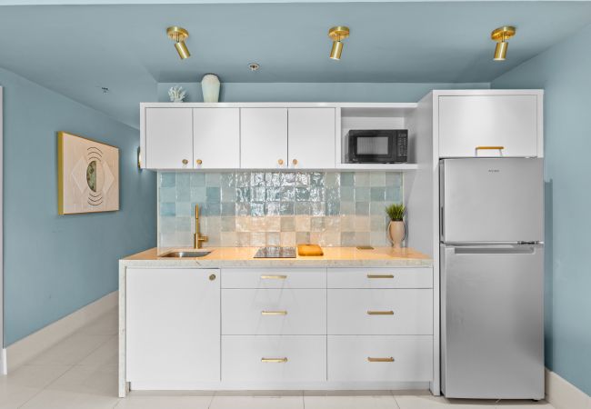 Apartamento en San Juan - Perfect Couples Getaway with Ocean View Location