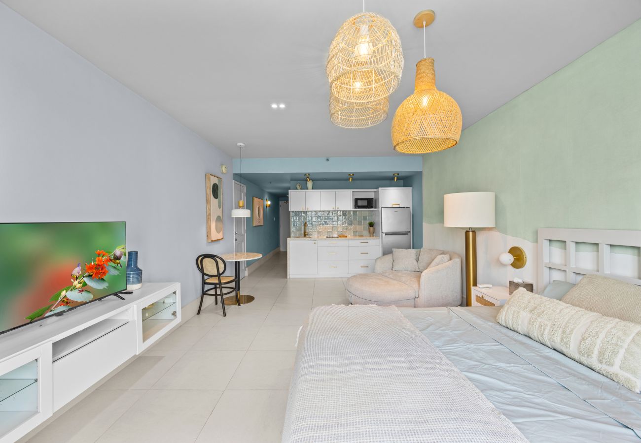 Apartamento en San Juan - Perfect Couples Getaway with Ocean View Location