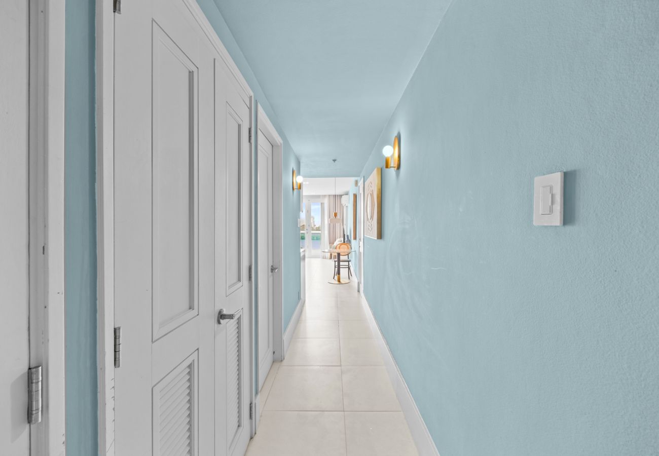 Apartamento en San Juan - Perfect Couples Getaway with Ocean View Location