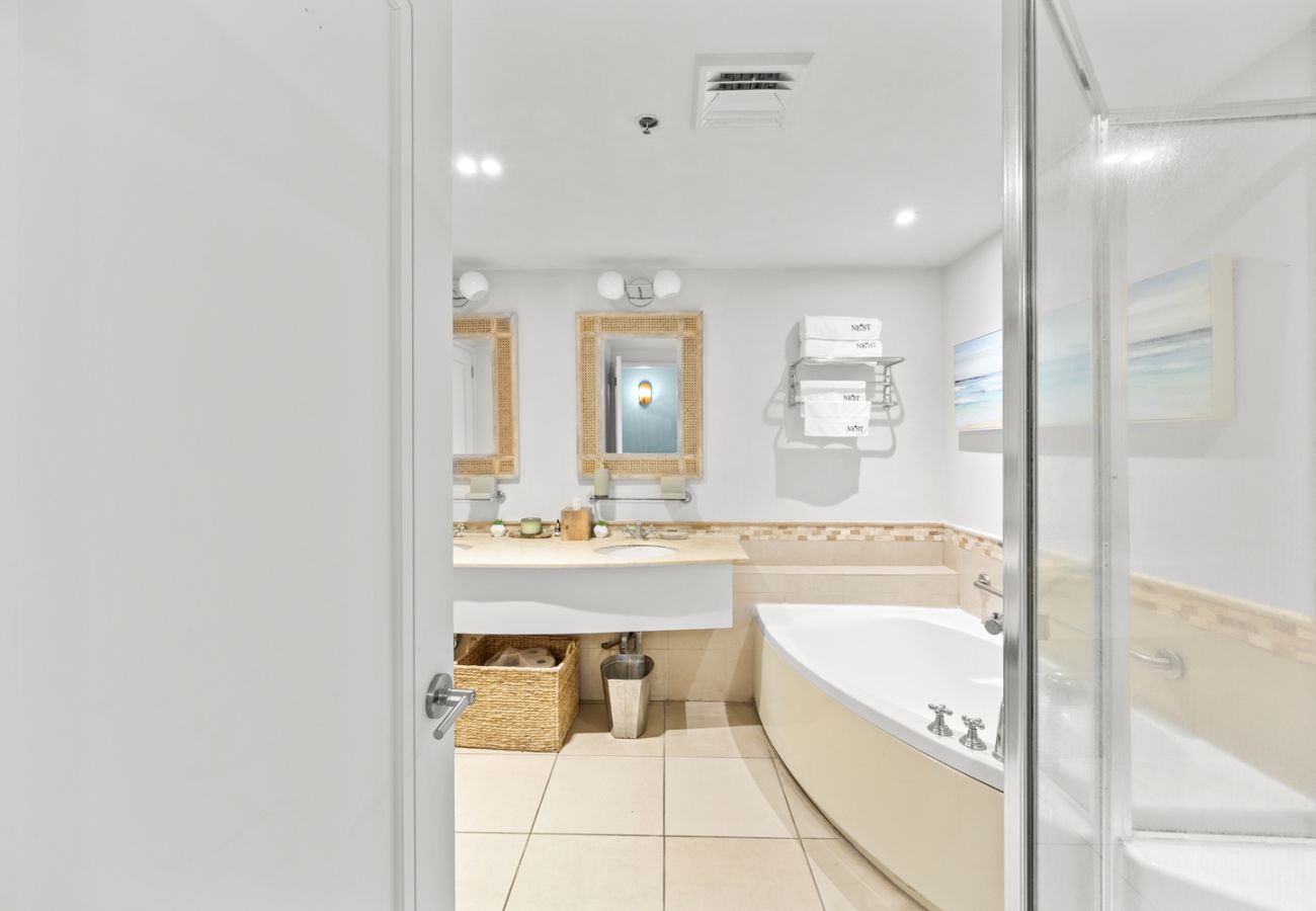 Apartamento en San Juan - Perfect Couples Getaway with Ocean View Location