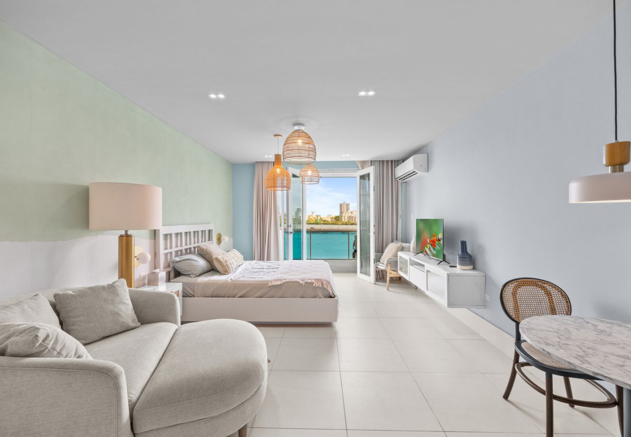 Apartamento en San Juan - Perfect Couples Getaway with Ocean View Location