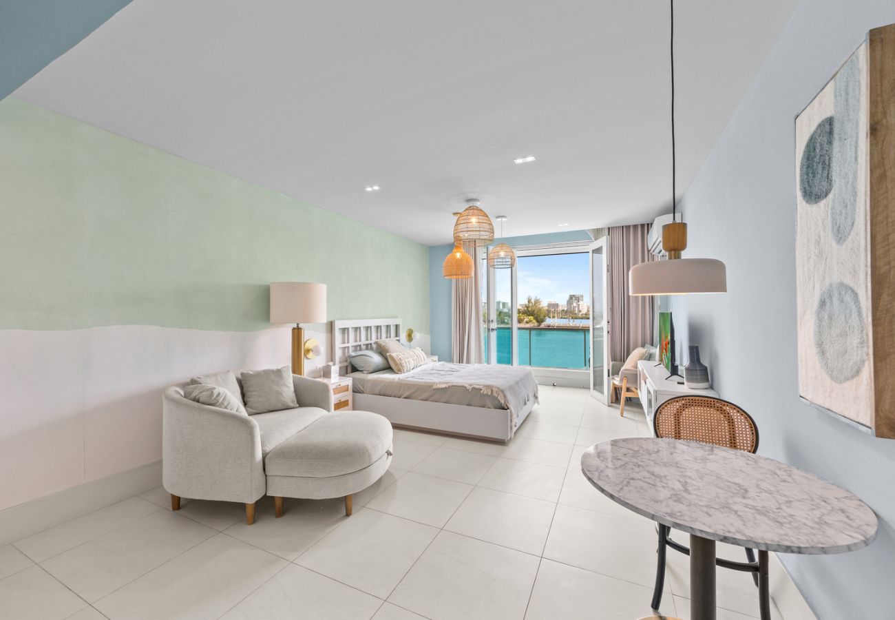 Apartamento en San Juan - Perfect Couples Getaway with Ocean View Location