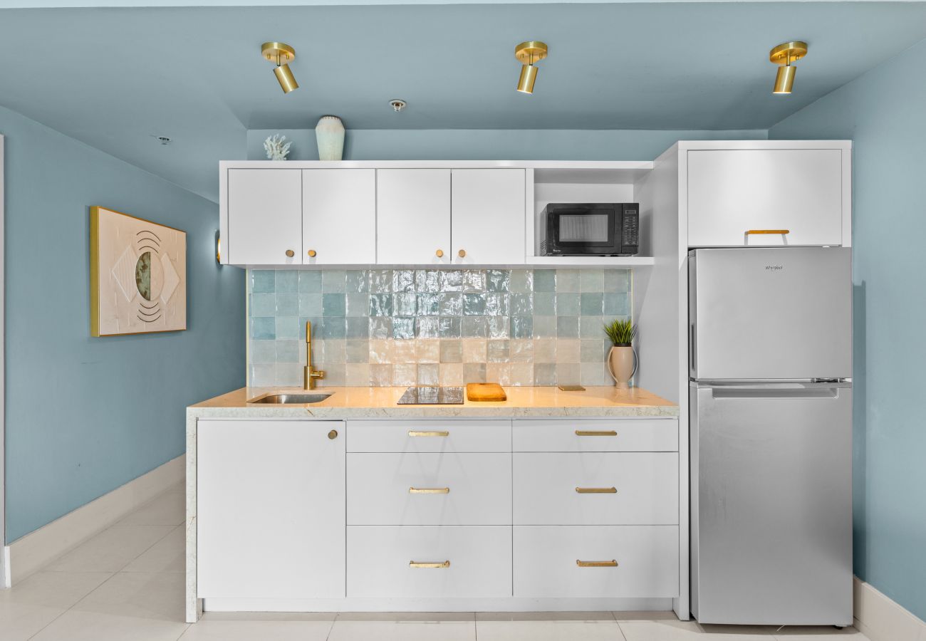 Apartamento en San Juan - Perfect Couples Getaway with Ocean View Location