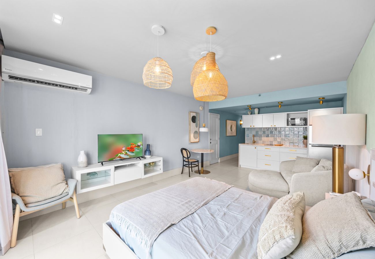 Apartamento en San Juan - Perfect Couples Getaway with Ocean View Location