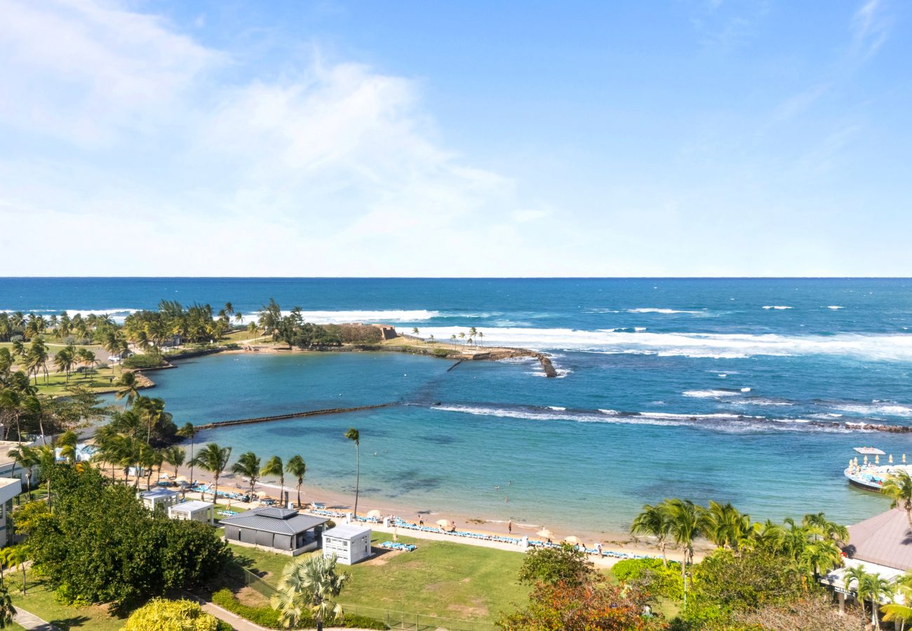 Apartamento en San Juan - Perfect Couples Getaway with Ocean View Location