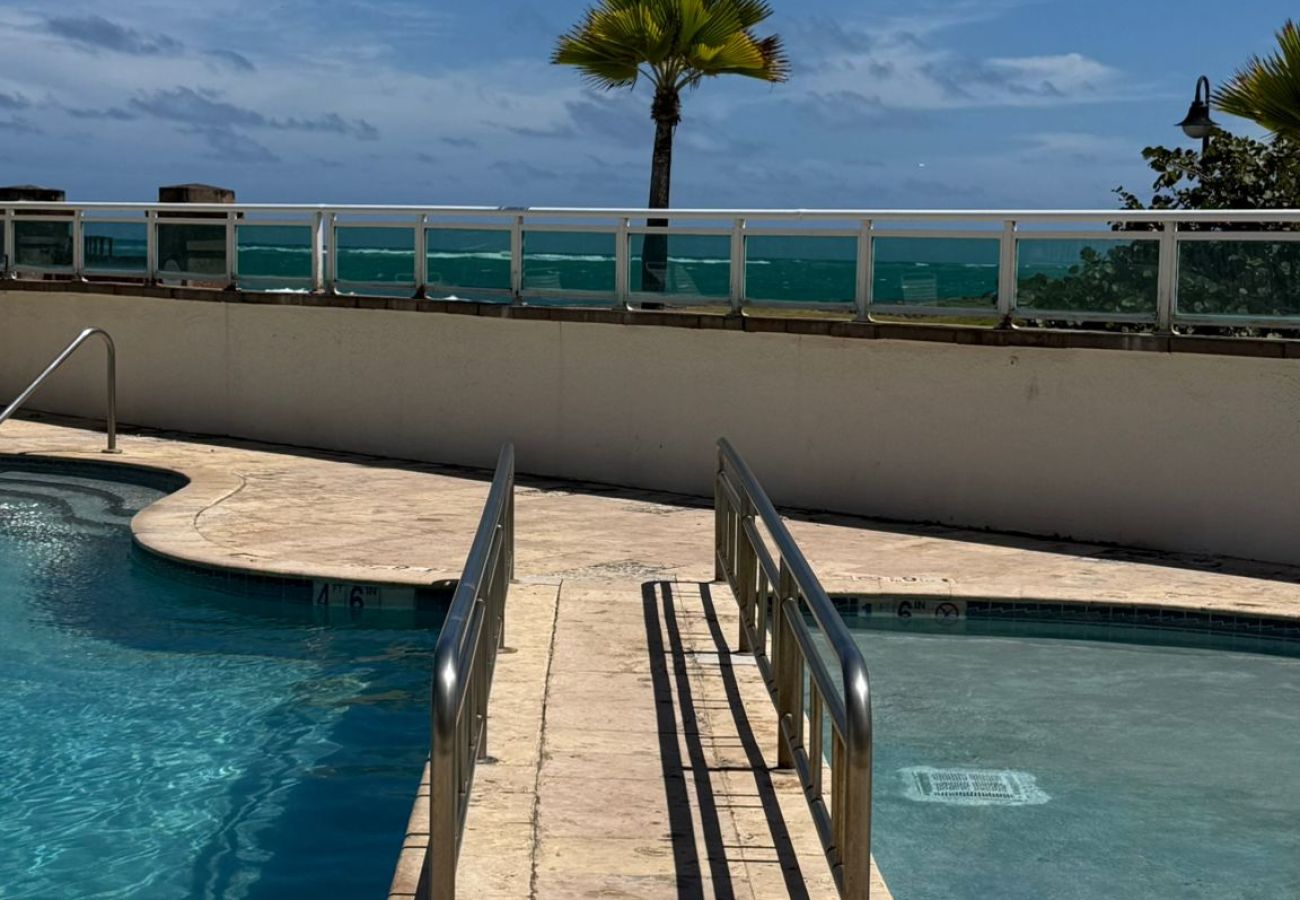 Apartamento en San Juan - Perfect Couples Getaway with Ocean View Location