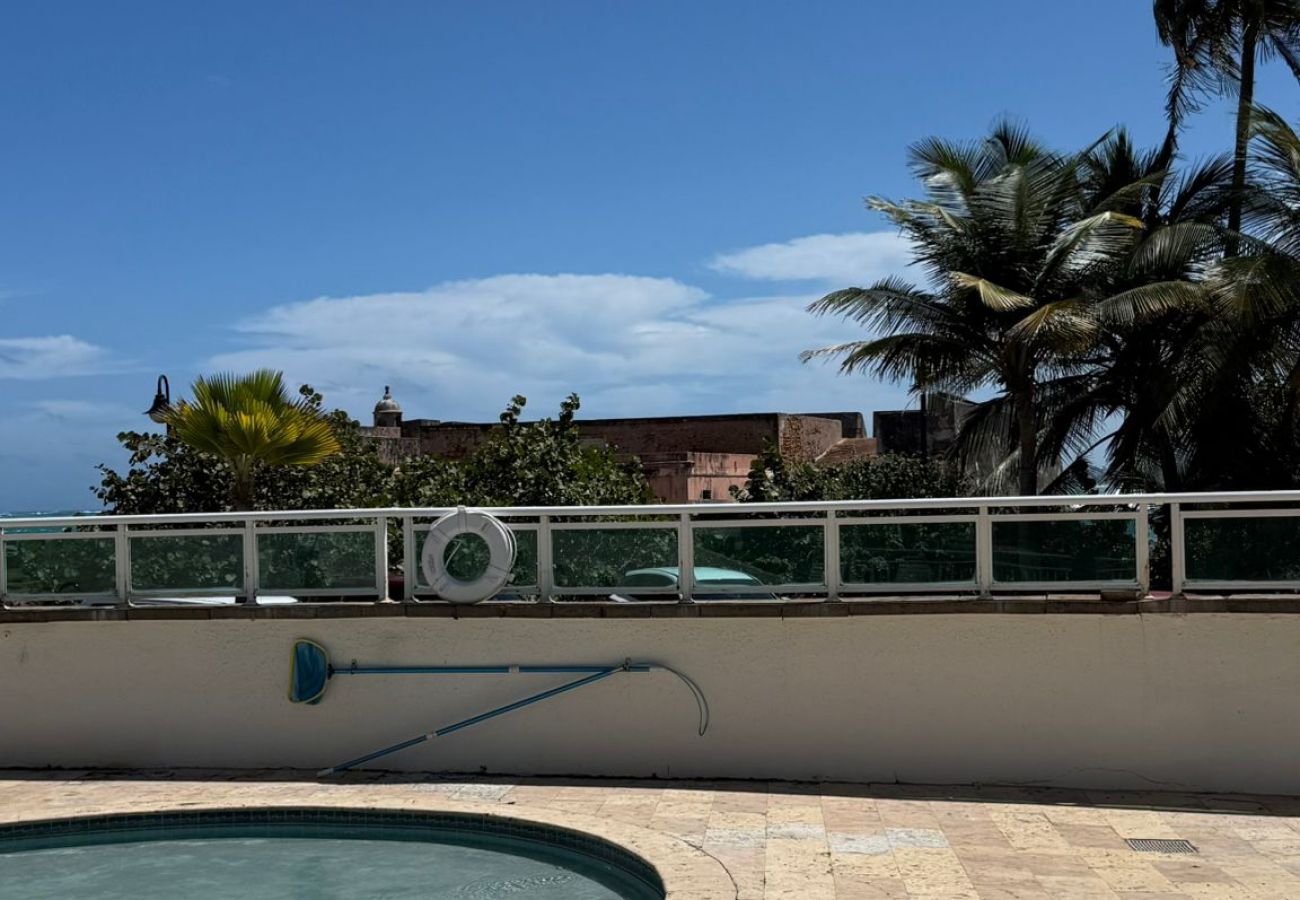 Apartamento en San Juan - Perfect Couples Getaway with Ocean View Location
