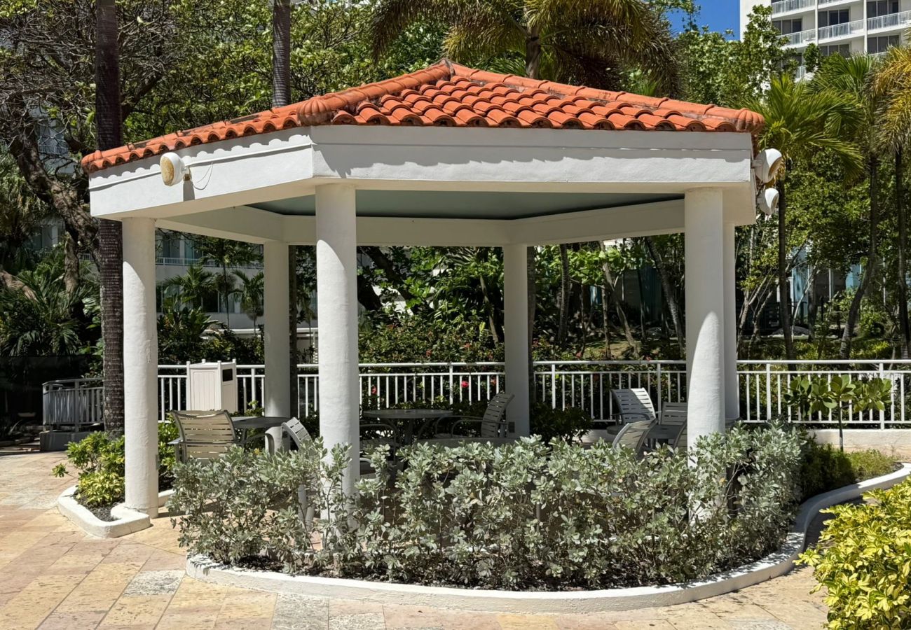 Apartamento en San Juan - Perfect Couples Getaway with Ocean View Location