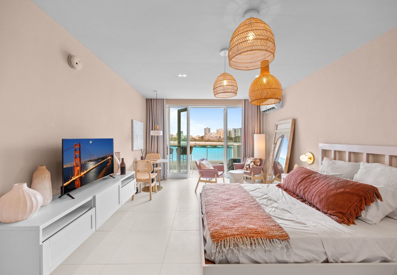 Apartamento en San Juan - Stylish 1BR with Balcony & Prime Location