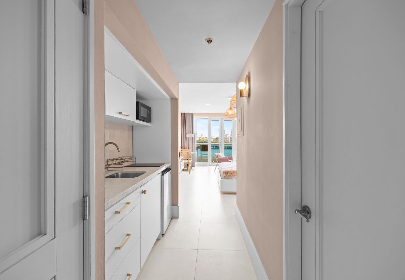 Apartamento en San Juan - Stylish 1BR with Balcony & Prime Location