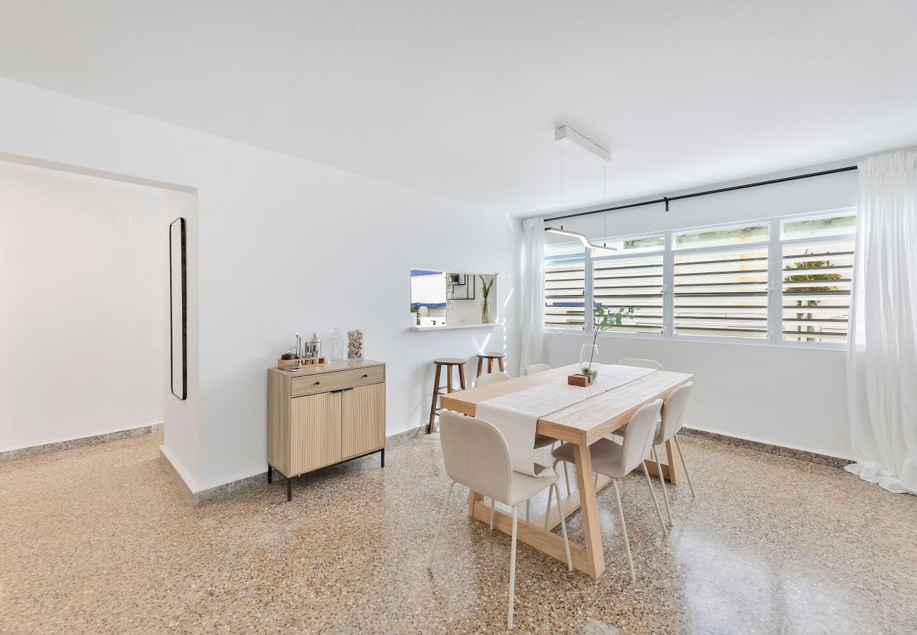 Apartamento en San Juan - Oasis de 3 habitaciones en Calle Cerra con balcón