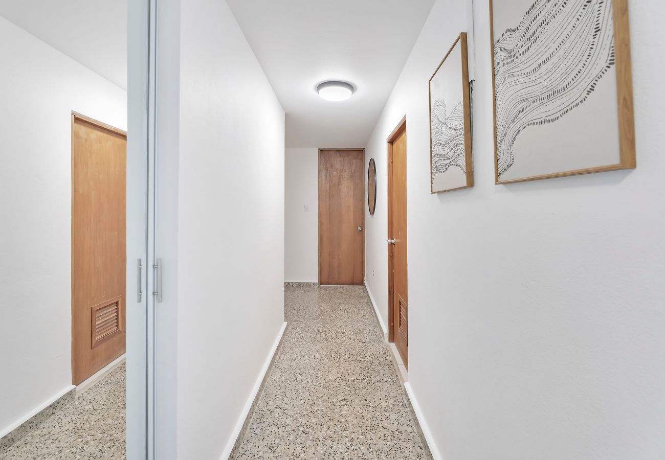 Apartamento en San Juan - 3BR en Calle Cerra | Camina a restaurantes y bares