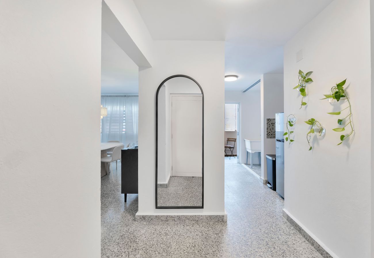 Apartamento en San Juan - 3BR en Calle Cerra | Camina a restaurantes y bares