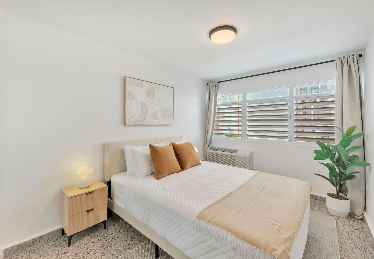 Apartamento en San Juan - 3BR en Calle Cerra | Camina a restaurantes y bares