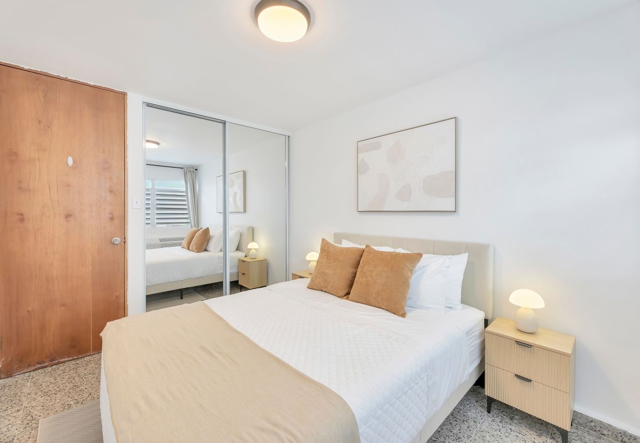 Apartamento en San Juan - 3BR en Calle Cerra | Camina a restaurantes y bares