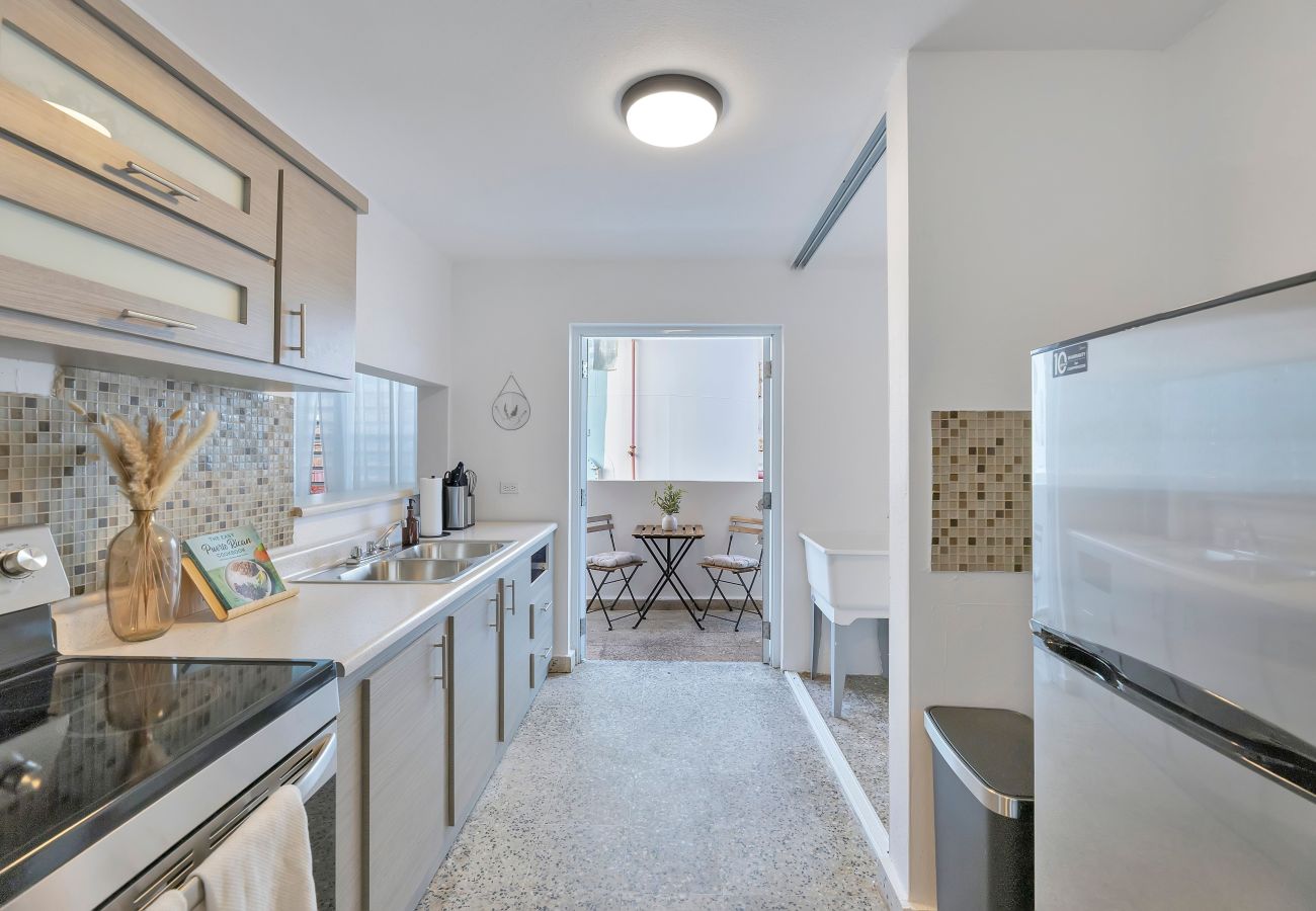 Apartamento en San Juan - 3BR en Calle Cerra | Camina a restaurantes y bares