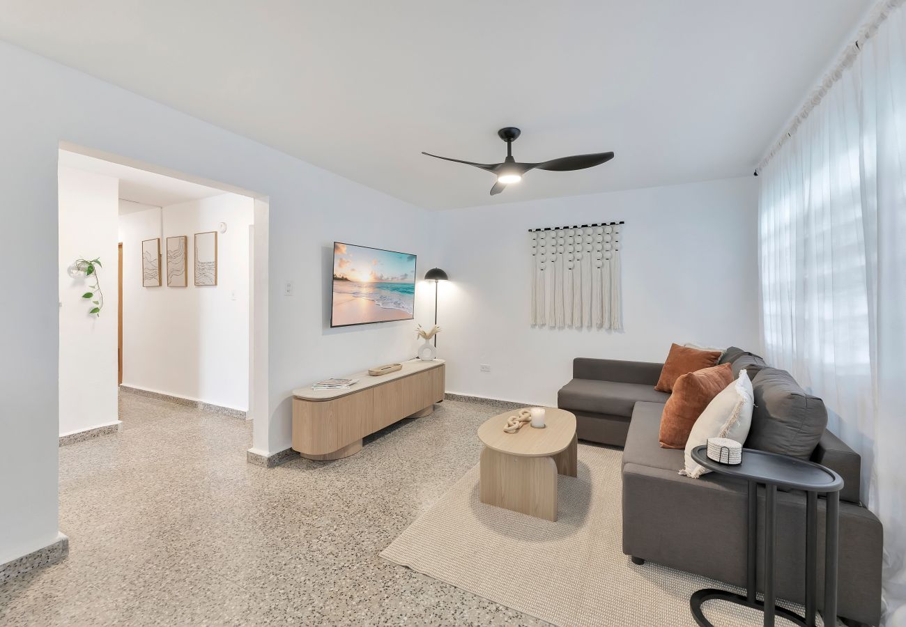 Apartamento en San Juan - 3BR en Calle Cerra | Camina a restaurantes y bares