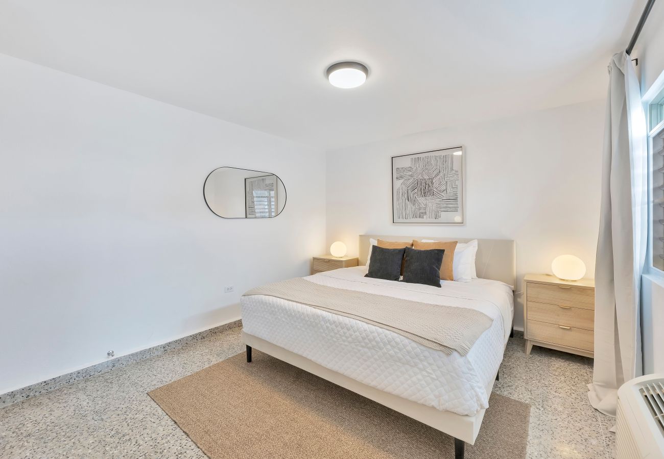 Apartamento en San Juan - 3BR en Calle Cerra | Camina a restaurantes y bares