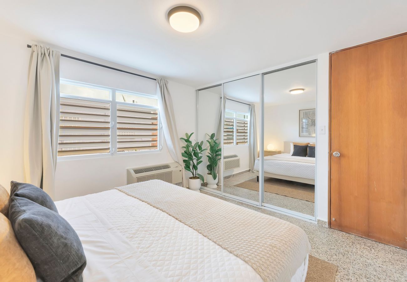 Apartamento en San Juan - 3BR en Calle Cerra | Camina a restaurantes y bares