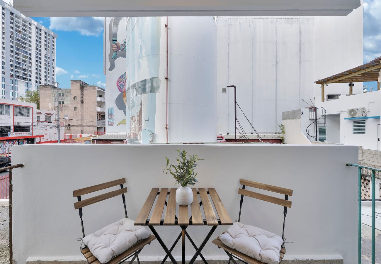 Apartamento en San Juan - 3BR en Calle Cerra | Camina a restaurantes y bares