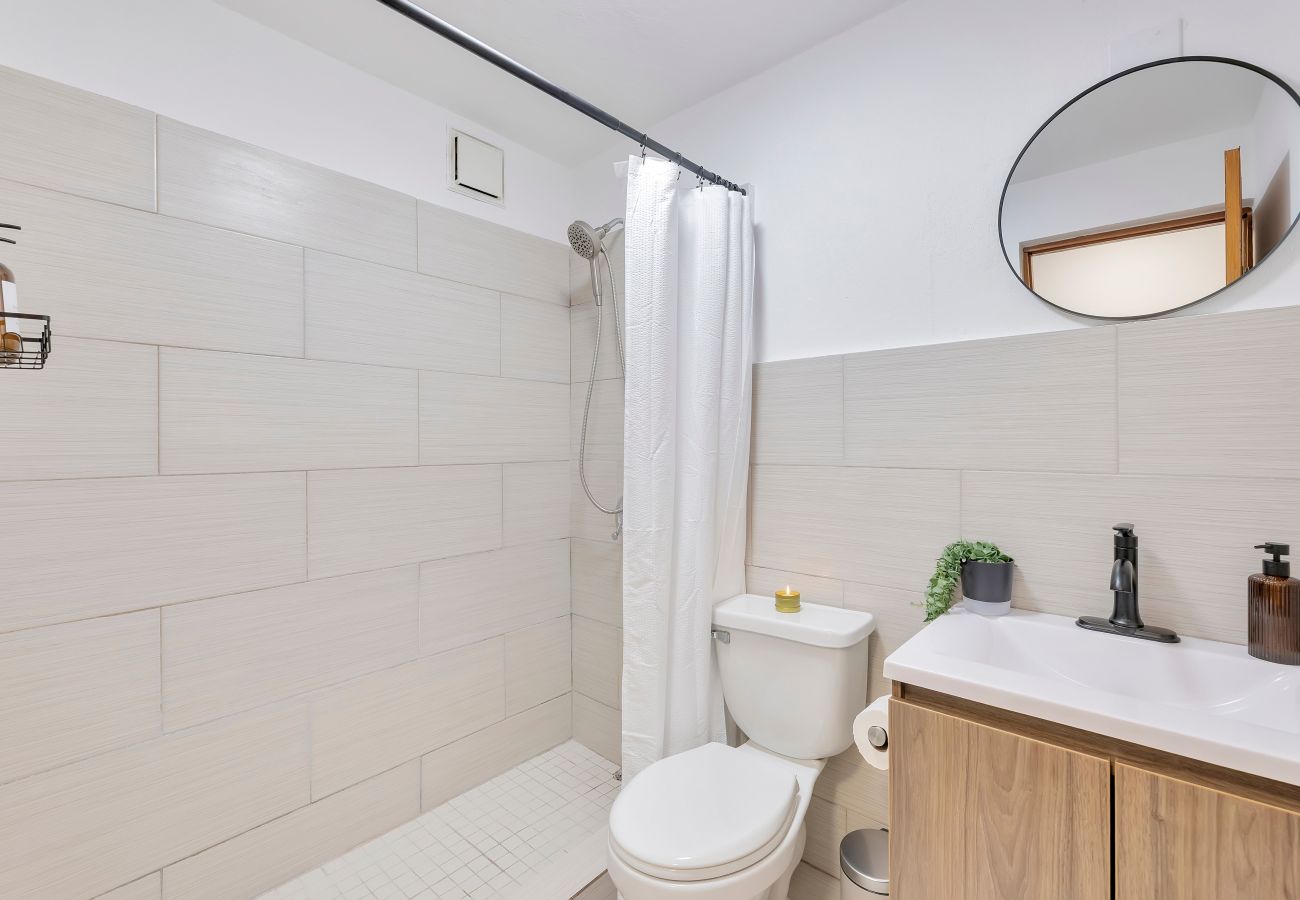 Apartamento en San Juan - 3BR en Calle Cerra | Camina a restaurantes y bares