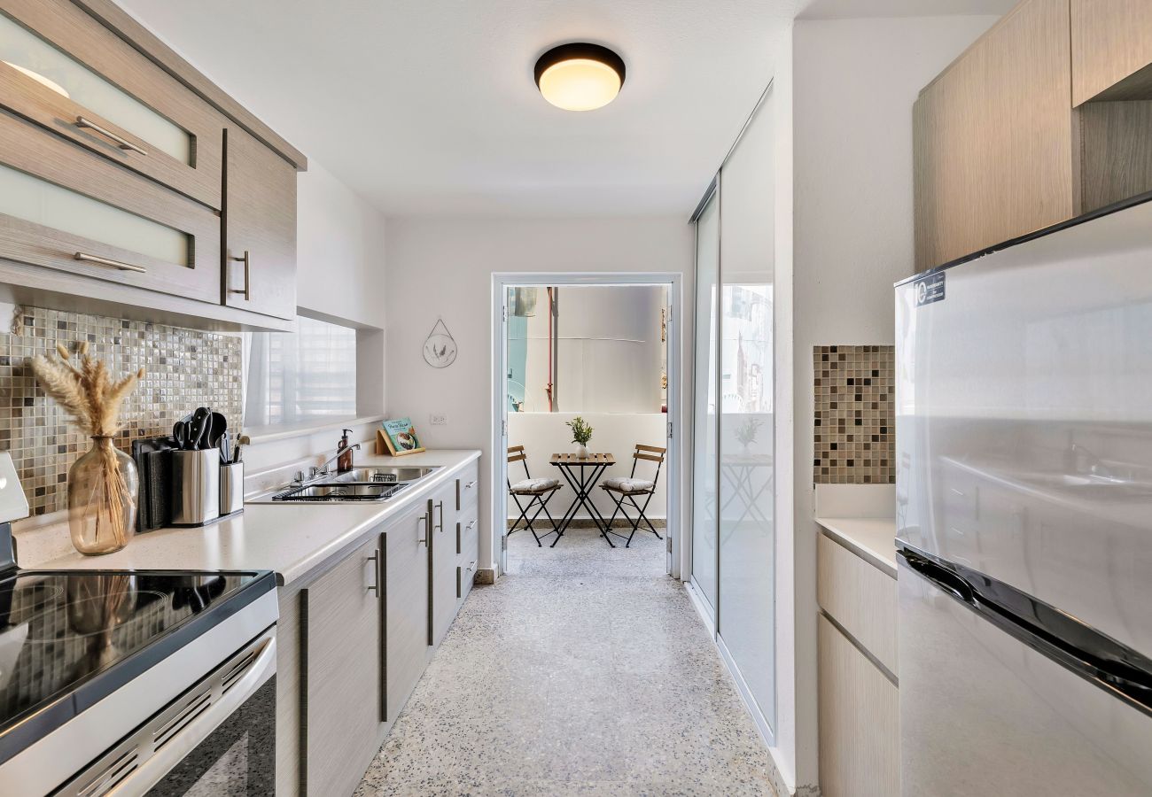 Apartamento en San Juan - 3BR en Calle Cerra | Camina a restaurantes y bares