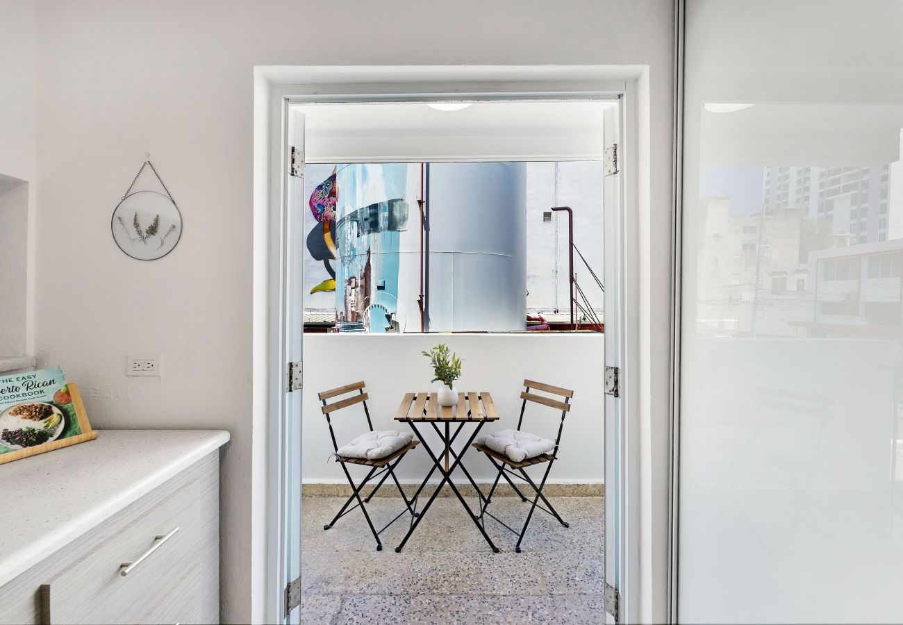 Apartamento en San Juan - 3BR en Calle Cerra | Camina a restaurantes y bares