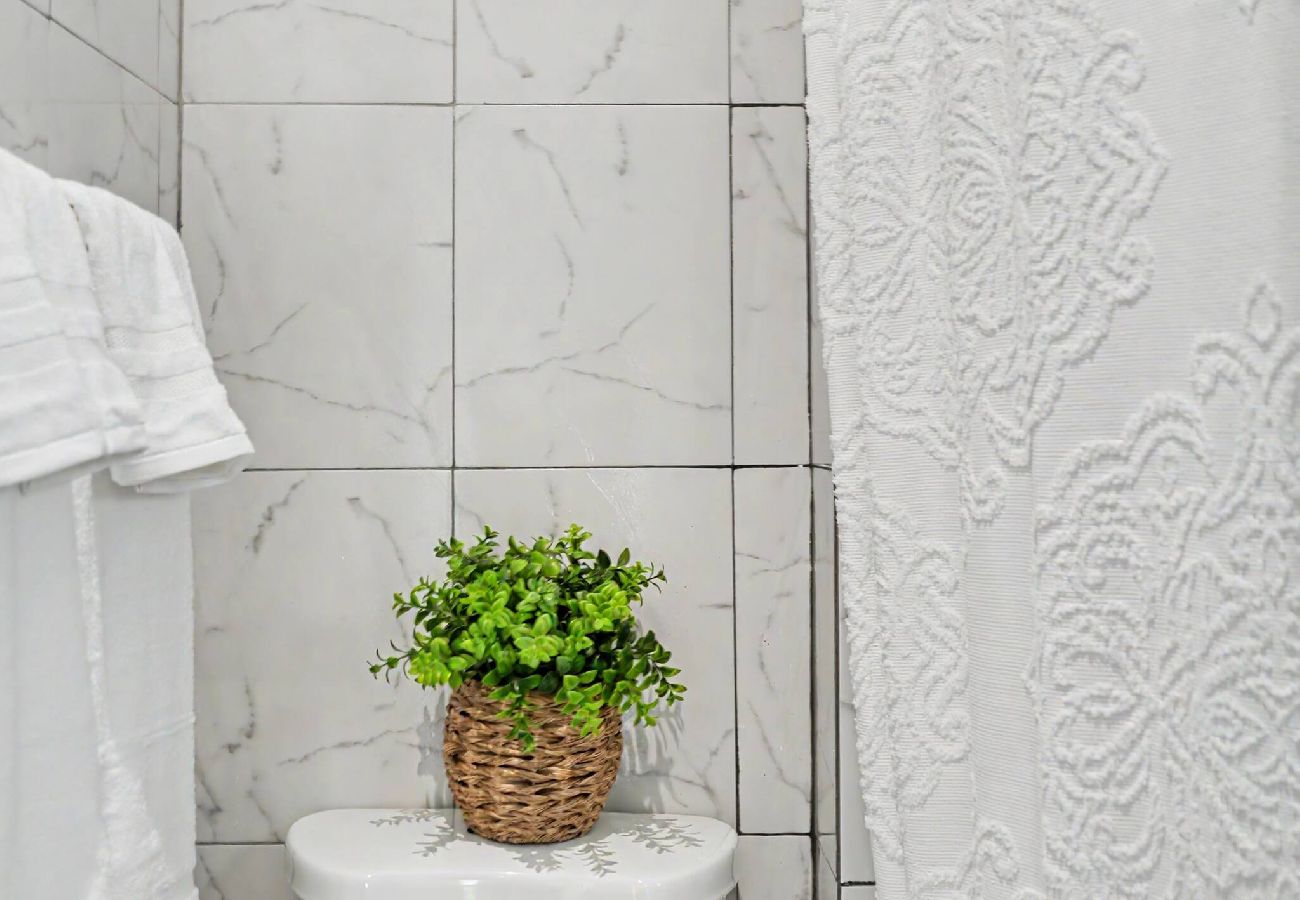 Apartamento en San Juan - Stylish 2 Br Apartment Steps from La Cerra 