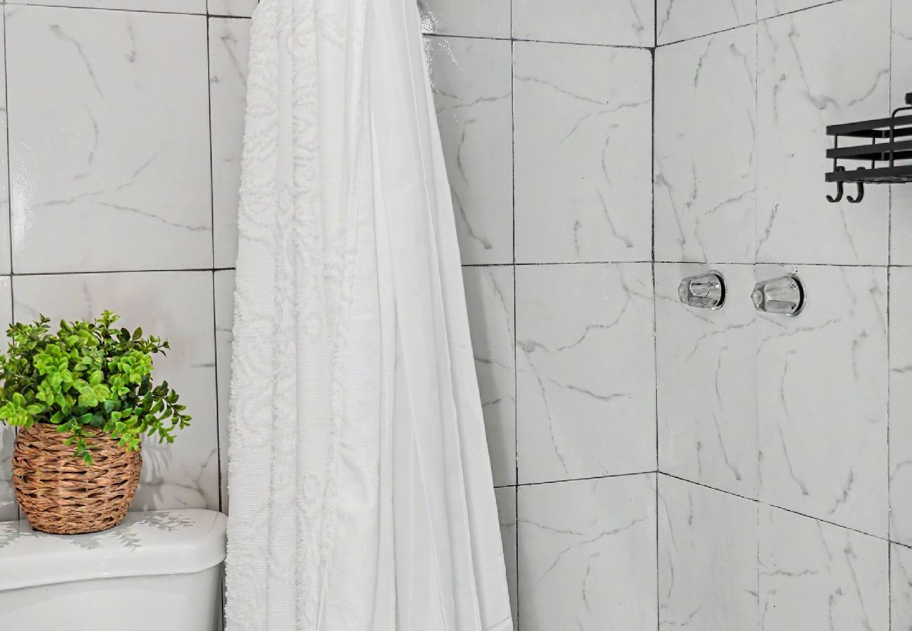 Apartamento en San Juan - Stylish 2 Br Apartment Steps from La Cerra 