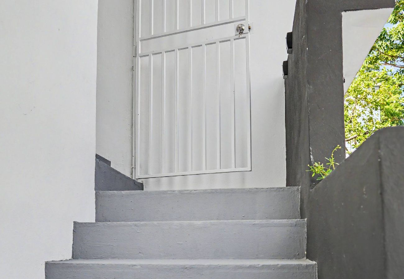 Apartamento en San Juan - Stylish 2 Br Apartment Steps from La Cerra 