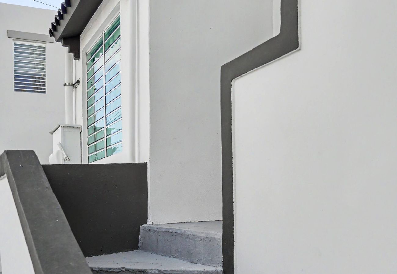 Apartamento en San Juan - Stylish 2 Br Apartment Steps from La Cerra 