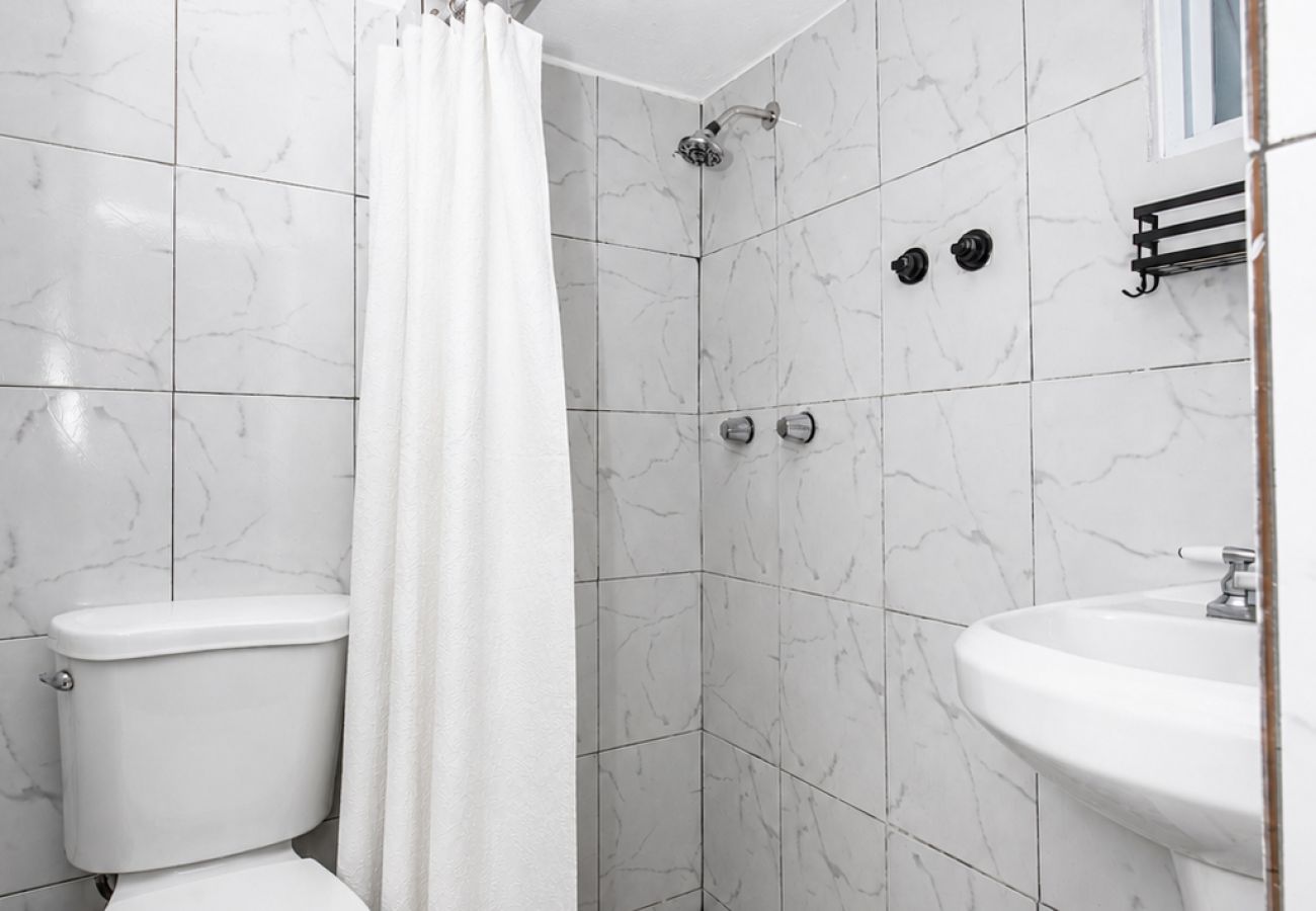 Apartamento en San Juan - Stylish 2 Br Apartment Steps from La Cerra 