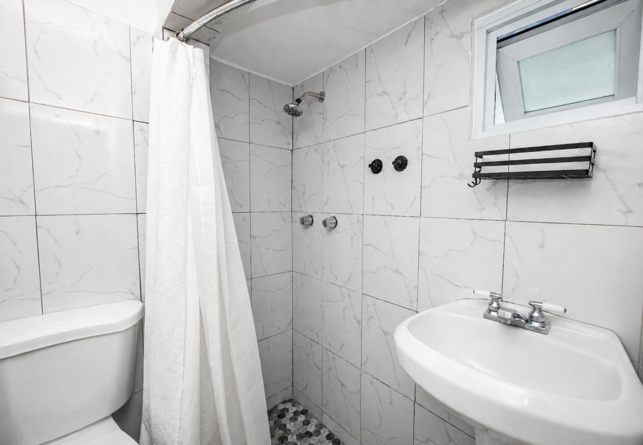 Apartamento en San Juan - Stylish 2 Br Apartment Steps from La Cerra 