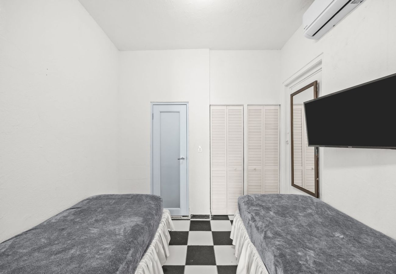 Casa en San Juan - Central San Juan Stay | Twin Beds & Great Location