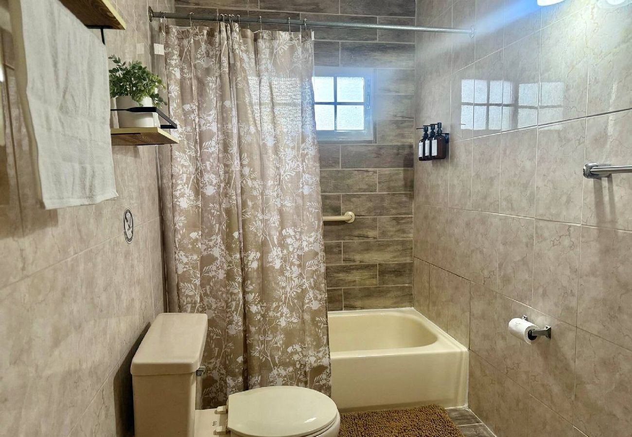 Apartamento en Yauco - Brisas Apt | Comfort & WiFi with A/C 