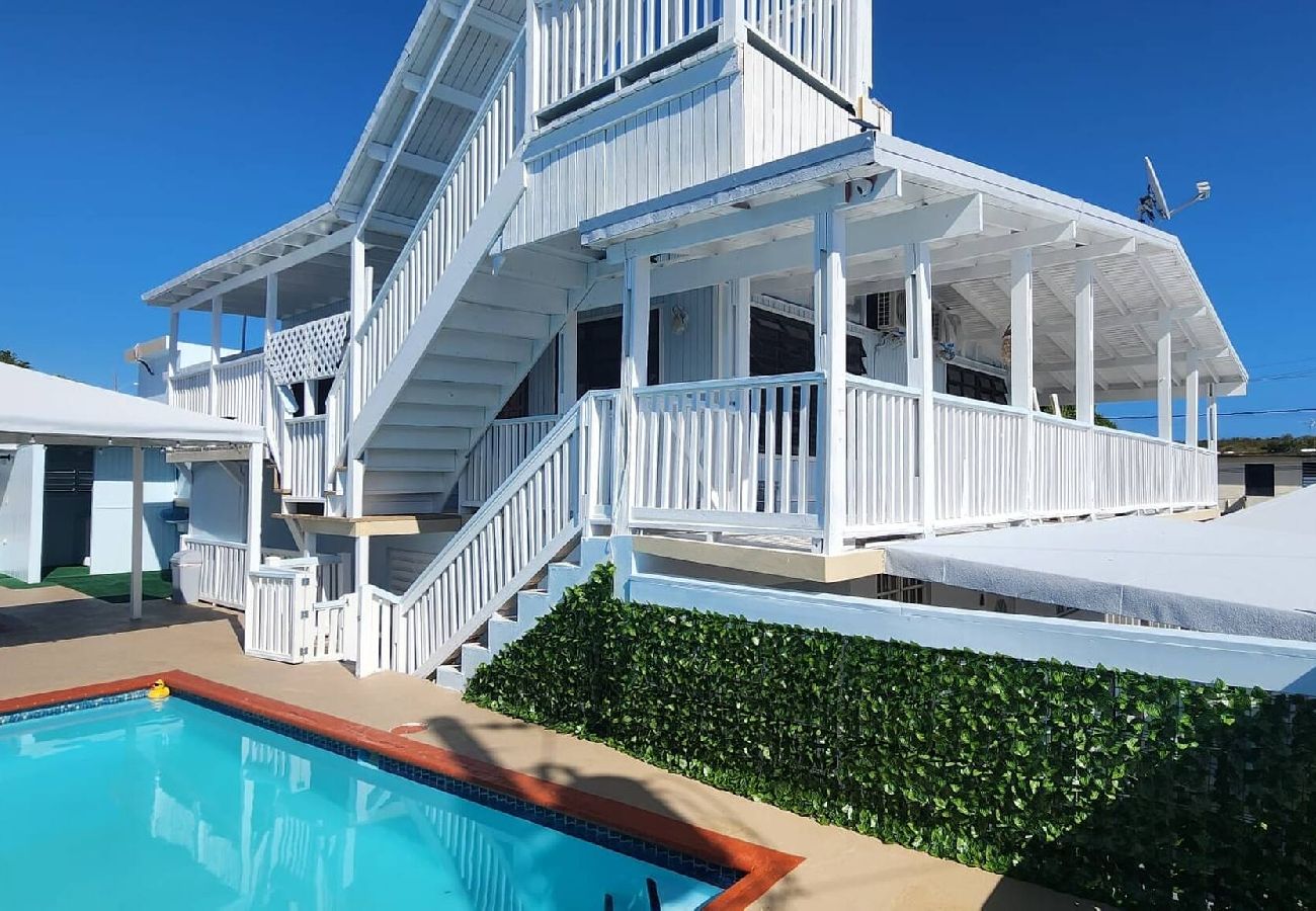 Apartamento en Guanica - Camina a la Playa | Piscinas | Billar | Apto. D 
