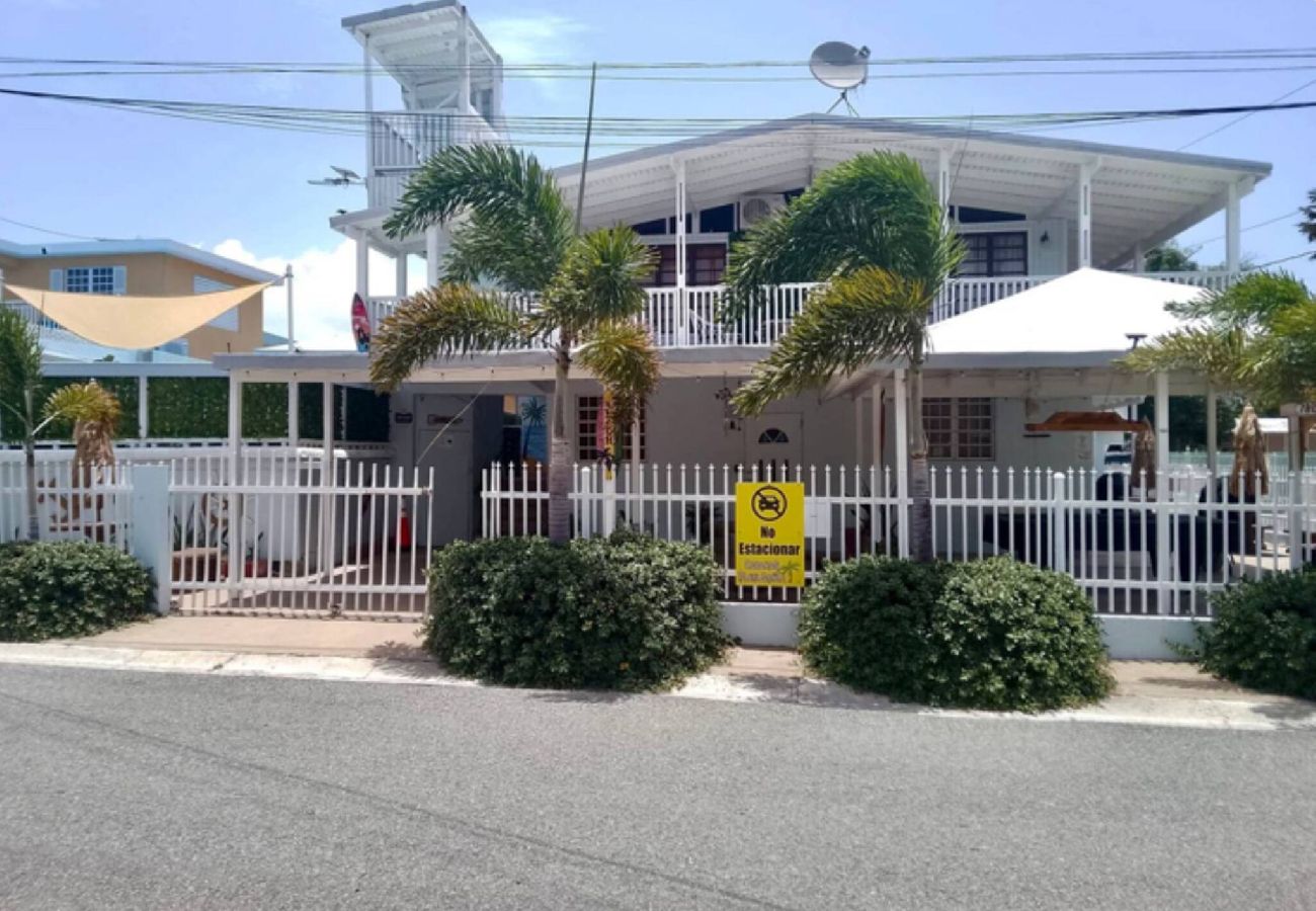 Apartamento en Guanica - Camina a la Playa | Piscinas | Billar | Apto. D 