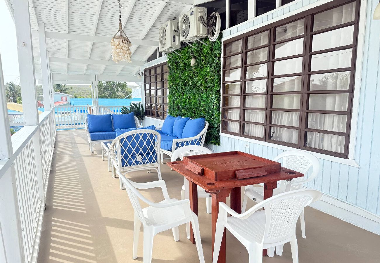 Apartamento en Guanica - Camina a la Playa | Piscinas | Billar | Apto. D 