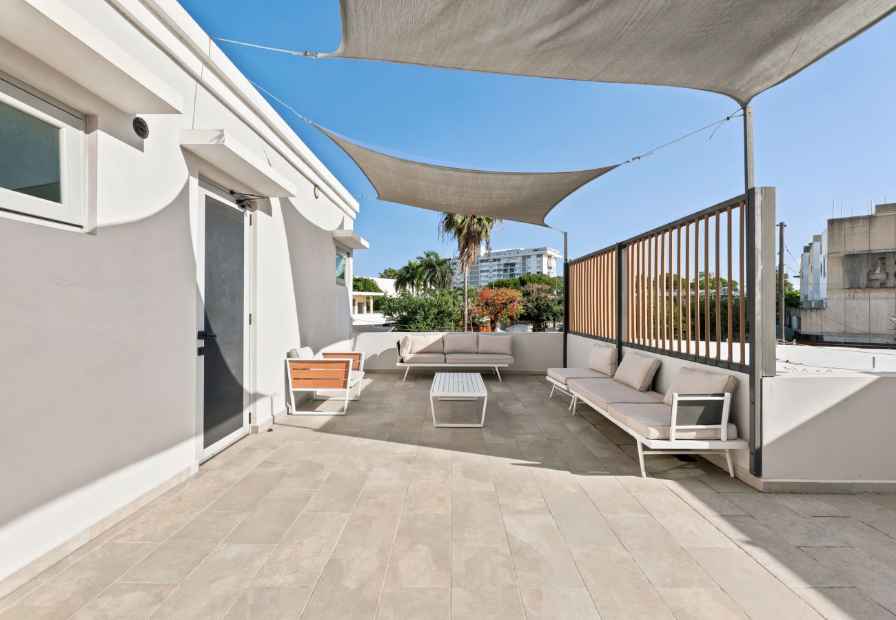 Apartamento en San Juan - Brisamare Apt 5 | 2BR | Pool, BBQ, Generator 