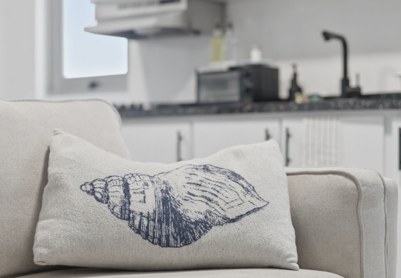 Apartamento en San Juan - Brisamare Apt 5 | 2BR | Pool, BBQ, Generator 
