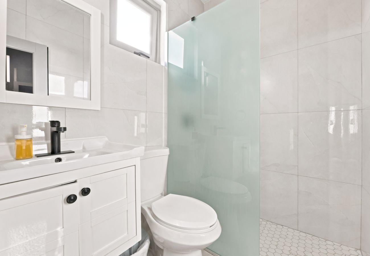 Apartamento en San Juan - Brisamare Apt 5 | 2BR | Pool, BBQ, Generator 