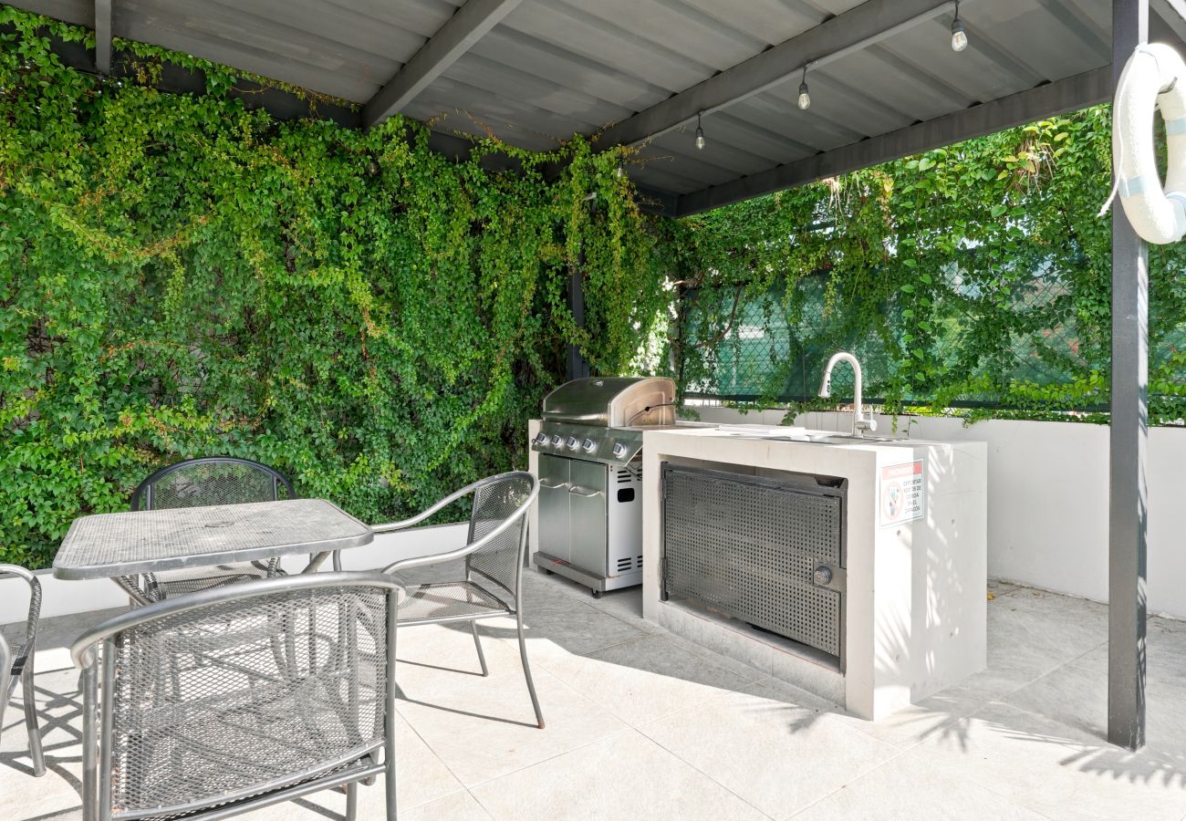 Apartamento en San Juan - Brisamare Apt 3 | 2BR | Pool, BBQ, Generator 