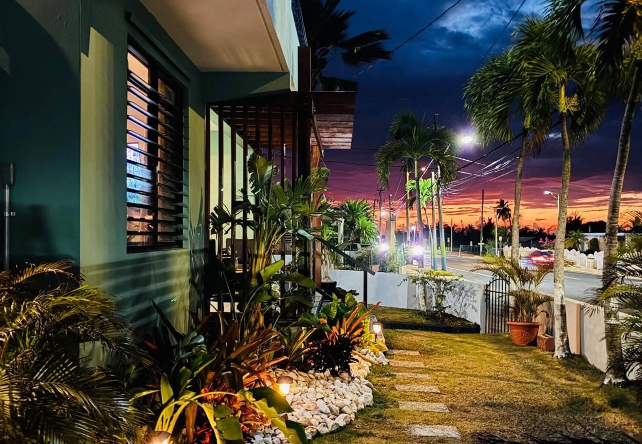 Casa en Camuy - 6BR Beachfront Compound w/ Generator & Games 