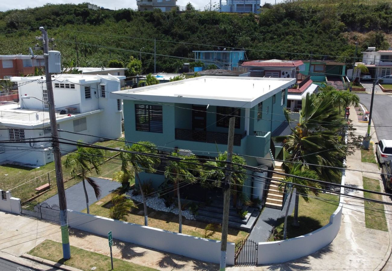 Casa en Camuy - 6BR Beachfront Compound w/ Generator & Games 