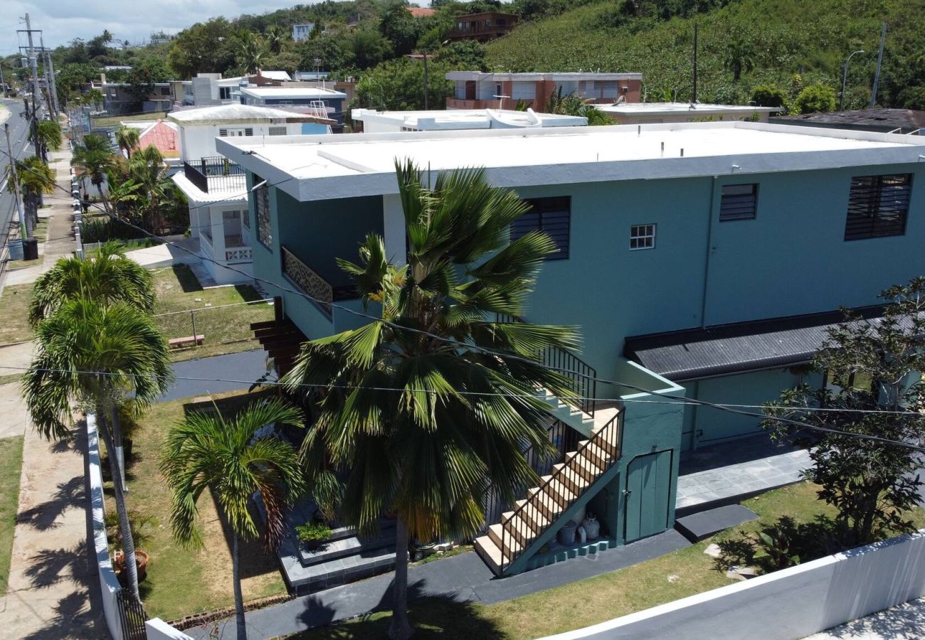 Casa en Camuy - 6BR Beachfront Compound w/ Generator & Games 