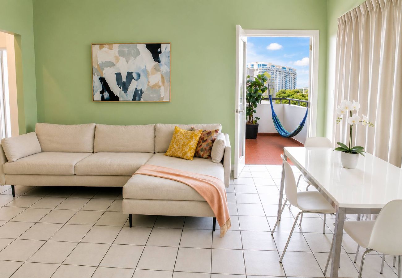 Apartamento en San Juan - 1BR with Balcony Steps from Escambron Beach 