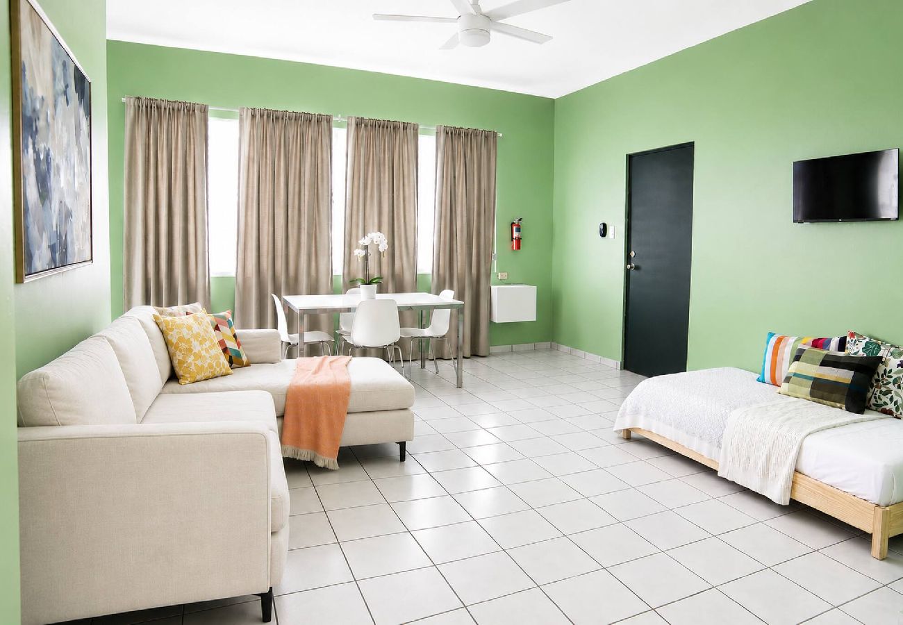 Apartamento en San Juan - 1BR with Balcony Steps from Escambron Beach 
