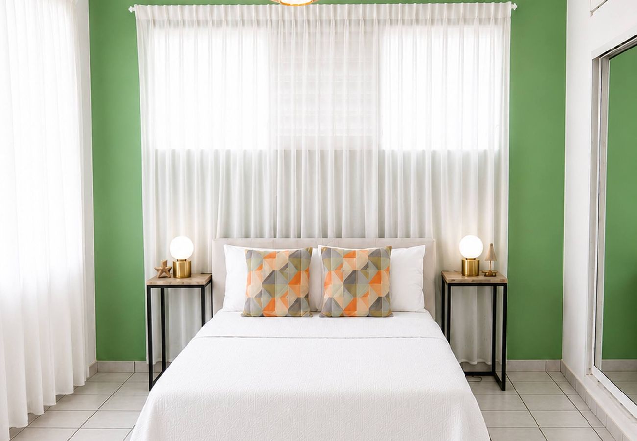 Apartamento en San Juan - 1BR with Balcony Steps from Escambron Beach 